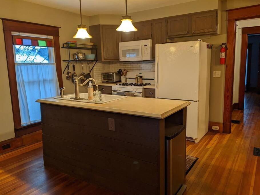 Large Bakery Apartment - Central Downtown Location Fredonia Exteriör bild